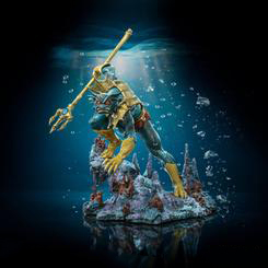 Inclinándose sobre las rocas marinas, estalagmitas y corales en las profundidades del océano de Eternia, el gobernante humanoide tritón de la gente conocida como Aquaticans 