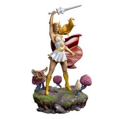 Entre dos hermosas muestras de la exuberante vegetación de Etheria a sus pies, la bella y majestuosa guerrera levanta su poderosa espada para proteger a sus aliados y al pueblo oprimido de su planeta contra las fuerzas de un conquistador tirano