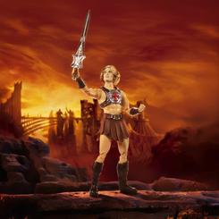 La figura He-Man coleccionable 30 cm entra en escena con la espada alzada y una presencia que llena cualquier vitrina. Su silueta heroica, la armadura de combate y el gesto decidido convierten esta pieza en algo más que una muñeca articulada.