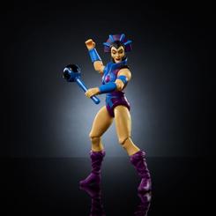 Adéntrate en el universo épico de Masters of the Universe con la figura articulada de Evil-Lyn de la colección Cartoon Collection. Esta figura, con una estatura de aproximadamente 14 cm,