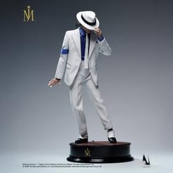 Bajo el ala del fedora blanco, la figura Michael Jackson 1/6 captura ese instante reconocible en el que la pose ya cuenta la escena. Esta figura Michael Jackson 1/6 transmite presencia escénica antes incluso de fijarse en sus accesorios