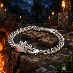 Pulsera oficial de Minecraft con cadena de eslabones cubanos plateada, cabeza de lobo domesticado y detalle de hueso pixelado. Mide aproximadamente 19 cm de circunferencia y cuenta con cierre de mosquetón.