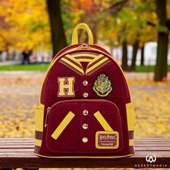 Descubre la encantadora Mini Mochila Gryffindor inspirada en el mágico mundo de Harry Potter. Esta mochila es un homenaje a la valentía y el coraje de la casa Gryffindor