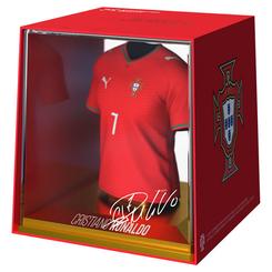 El rojo de Portugal, el dorsal 7 y una silueta reconocible al instante convierten la figura mini camiseta Cristiano Ronaldo World Cup Portugal en una pieza con gran fuerza visual. Su presentación reúne los símbolos esenciales del jugador 
