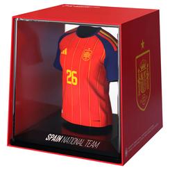 El rojo de la selección se convierte aquí en una pieza compacta con presencia propia: la figura mini camiseta España está pensada para lucir, no para pasar desapercibida. Su presentación reproduce la equipación española dentro de una caja expositora