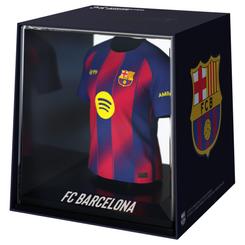 La Mini Camiseta FC Barcelona convierte la esencia blaugrana en una pieza decorativa elegante, compacta y muy vistosa, perfecta para dar personalidad a una estantería, un escritorio o una vitrina.