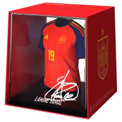 El rojo de la selección enmarca una imagen imposible de confundir: la figura mini camiseta Lamine Yamal España convierte el dorsal 19 en una pieza de exposición con identidad propia. Su diseño reúne los colores nacionales, el nombre del jugador 