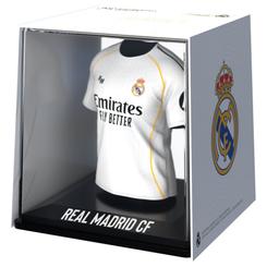La Mini Camiseta Real Madrid es una pieza decorativa con un diseño elegante y actual que transmite toda la identidad del club en un formato compacto y muy vistoso. Esta mini camiseta Real Madrid, presentada con estuche