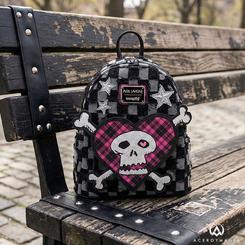 Energía punk-pop con estética dosmilera en la Mochila Avril Lavigne Loungefly 26 cm, una mini mochila con carácter que destaca por su frontal en forma de corazón con calavera y huesos sobre tartán negro y rosa