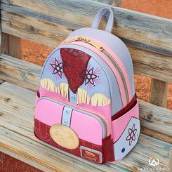 La nostalgia y la aventura se dan cita en la mini mochila Universal by Loungefly edición 40.º aniversario de Back to the Future, confeccionada en piel sintética de 22 cm de alto, 26 cm de ancho 