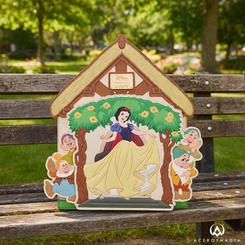 La mochila Blancanieves Disney Loungefly convierte uno de los escenarios más queridos del clásico en una pieza especial que destaca a primera vista. Su diseño con forma de cabaña recrea la casa de los siete enanitos