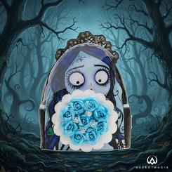 Romance gótico que enamora a primera vista. La Mochila Emily Bouquet – La Novia Cadáver de Loungefly convierte a Emily en un icono de estilo con un arreglo de flores 3D en el frontal,