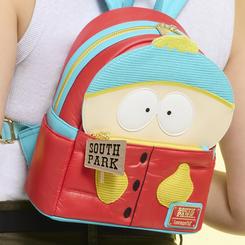 Una explosión de humor ácido acompaña cada paso con la mini mochila de Eric Cartman de South Park by Loungefly, con 22,86 cm de alto, 26,67 cm de ancho y 11,43 cm de fondo, confeccionada en piel sintética 