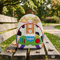 La silueta de un chaleco vaquero se cruza con una armadura espacial en esta mochila Toy Story Jessie Woody Buzz Lightyear. En apenas 31 cm reúne tres iconos reconocibles al instante y convierte un accesorio funcional 