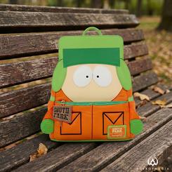 Verde eléctrico, naranja brillante y una silueta reconocible al instante dan forma a la Mochila Kyle South Park Loungefly 26 cm, un diseño con apliques de gran precisión, bolsillos frontales funcionales y acabado suave 