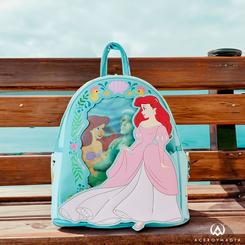 Sumérgete en el mundo mágico de "La Sirenita" con esta encantadora mini mochila que te llevará a un viaje bajo el mar.

Con unas dimensiones perfectas de 22,86 x 11,43 x 26,67 cm