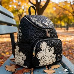 Estilo icónico en tamaño mini que acompaña cada salida: la Mochila Mickey Disney Loungefly luce un diseño atemporal con ilustraciones en contraste y una textura acolchada que resalta los detalles aplicados