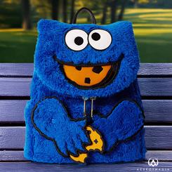 Una ola de ternura monstruosa ilumina tu día a día con la mini mochila Plush de Sesame Street by Loungefly inspirada en el incansable Cookie Monster: con 23 cm de alto, 27 cm de ancho y 12 cm de fondo