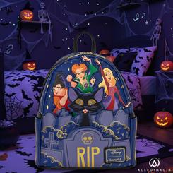 Hechizo de Salem para el día a día: la Mochila Sanderson Sisters – Hocus Pocus by Loungefly reúne a Winifred, Sarah y Mary en un cementerio con detalles en lámina dorada, apliques en relieve y estampados vibrantes