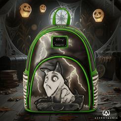 Rayo gótico con ternura Burton: la Mochila Sparky – Frankenweenie by Loungefly mezcla blanco y negro con vivos en verde para recrear a Sparky entre relámpagos en un frontal con apliques y bordados que gana relieve