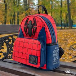 Rojo trepidante y telarañas que no pasan desapercibidas: la Mochila Spider-Man Marvel Loungefly aporta estilo y funcionalidad a partes iguales con su diseño inspirado en el traje clásico, emblema arácnido en relieve