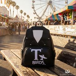 Actitud rock & roll en estado puro con la Mochila T-Birds Grease Loungefly 26 cm, un guiño directo a la chaqueta icónica del Rydell High con paneles tipo biker, remaches metálicos y el emblema “T-BIRDS” 
