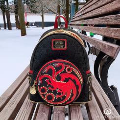 Descubre la imponente Mini Mochila Targaryen inspirada en la épica serie Juego de Tronos. Esta mochila es un tributo a la nobleza y la fuerza de la casa Targaryen,