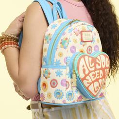 Magia psicodélica en cada costura define esta Mochila The Beatles Loungefly, que con unas dimensiones de 22,86 × 11,43 × 26,67 cm despliega un vibrante estampado de flores multicolor