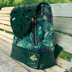 La ferocidad del velociraptor se fusiona con la artesanía de Loungefly en esta mochila de 25 cm, confeccionada en piel sintética de poliuretano que combina un estampado selvático en tonos verdes 
