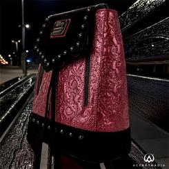 Sombras y elegancia se dan la mano en la Mochila Villanas Disney de Loungefly, con unas medidas de 22,86 × 11,43 × 26,67 cm que equilibran capacidad y estilo audaz.