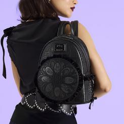 Oscura, elegante y con carácter de cuento: la Mochila Villanas – Disney Loungefly luce un diseño totalmente negro con relieve y un bolsillo frontal circular tipo medallón que reúne una galería de antagonistas icónicas