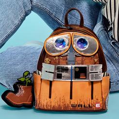 La ternura del futuro cobra forma con esta espectacular mochila Loungefly inspirada en WALL·E, el entrañable robot de Disney Pixar. Con un diseño frontal que reproduce su inconfundible rostro