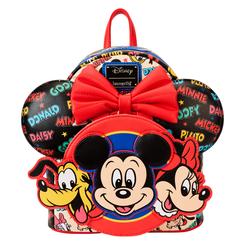 Un estallido de nostalgia y color llega contigo a cada paso con este set Loungefly de Disney que combina la encantadora mochila de 22,8 × 26,6 × 11,4 cm y una diadema con orejas de Mickey & Friends 