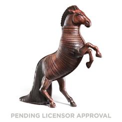 Hay imágenes que parecen surgir de una leyenda, y esta mini réplica del Caballo de Troya de La Odisea lleva esa fuerza visual directamente a la estantería. Su silueta elevada, la postura dinámica y el acabado en tonos oscuros 