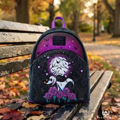 La mochila Loungefly The Nightmare Before Christmas Zero Moon Doodle convierte la silueta de Zero en una escena nocturna cargada de personalidad. Su diseño negro y morado, con luna, murciélagos y flores, captura la estética gótica de Halloween Town.