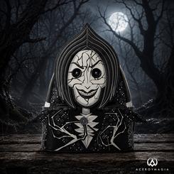 La Mochila Coraline Other Mother Los Mundos de Coraline Loungefly convierte el inquietante rostro de la Otra Madre en el elemento central de un diseño directamente ligado al universo visual de Coraline.