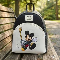 La Mochila Disney Kingdom Hearts Mickey Loungefly 26cm combina un fondo de cuadros oscuros con un bolsillo frontal blanco protagonizado por Mickey.