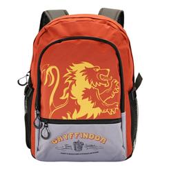 La valentía de la casa de Gryffindor cobra vida en esta mochila de 44 × 31 × 18 cm, confeccionada en poliéster resistente que combina ligereza y durabilidad para el uso diario. 