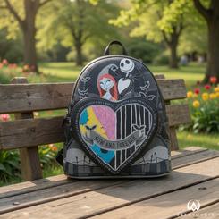 El amor más extraño de Halloween Town aparece dividido en dos mitades que encajan a primera vista. Esta mochila Loungefly Pesadilla antes de Navidad Jack y Sally coloca el corazón partido en el centro del diseño, con una estética oscura, romántica