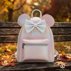 La Mochila Pink Pearl Minnie Mouse Disney Loungefly 26cm convierte la silueta de Minnie en un diseño compacto de tonos suaves, con orejas redondeadas y un gran lazo blanco como foco visual.
