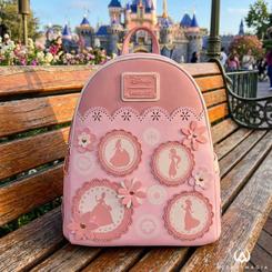 La mochila Princesas Disney Loungefly destaca desde el primer instante por su diseño delicado y cuidado, pensado para quienes valoran los detalles y buscan un accesorio que combine estilo, nostalgia y calidad premium. 