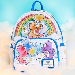 Coleccionar ternura nunca fue tan divertido con la Mochila Rainbow Osos Amorosos de Loungefly, una pieza de 22,86 × 11,43 × 26,67 cm elaborada en piel vegana (poliuretano) 