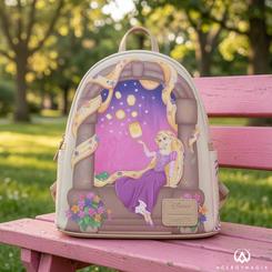 La Mochila Disney Tangled Rapunzel With Lanterns Scene Loungefly 26cm convierte el frontal en una escena luminosa enmarcada por piedra, con Rapunzel rodeada de farolillos sobre un fondo violeta.