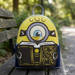 Una mirada cíclope asoma entre páginas misteriosas y convierte esta mochila Minions 3 Loungefly en algo más que un accesorio divertido. La mochila Minions 3 Loungefly de 26 cm traslada el humor visual de la saga a un formato compacto