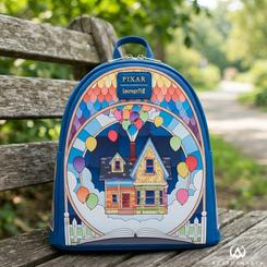 La Mochila Disney Pixar Up Stained Glass Loungefly 26cm transforma la casa elevada por globos en una escena de vidriera llena de color.