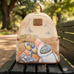 Una escena de calma entre dos robots convierte la Mochila Disney Pixar Wall-E & Eve Day Dreaming Scene Loungefly 26cm en una pieza de merchandising con una identidad muy reconocible.
