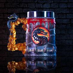 Brutal Jarra de Cerveza con el logo de Mortal Kombat. Esta preciosa obra de arte está realizada en acero inoxidable y resina con una capacidad 600 ml, con unas dimensiones 