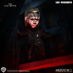 Un clásico del cine vampírico de los 80 cobra vida en esta escalofriante figura de David, líder de los no muertos en The Lost Boys (Jóvenes ocultos). Con una altura aproximada de 25 cm, esta pieza forma parte de la línea Living Dead Dolls