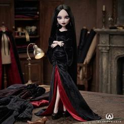 Elegancia oscura y glamour clásico en una pieza que destaca en cualquier vitrina: la muñeca Morticia Addams Wednesday Monster High (EAN 194735366484) fusiona el estilo icónico de la Familia Addams con el toque fashion de Monster High