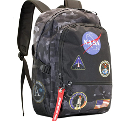 Mochila con tres compartimentos principales y dos bolsillos laterales de malla. Forro interior con compartimento acolchado para dispositivos electrónicos y pequeño bolsillo 